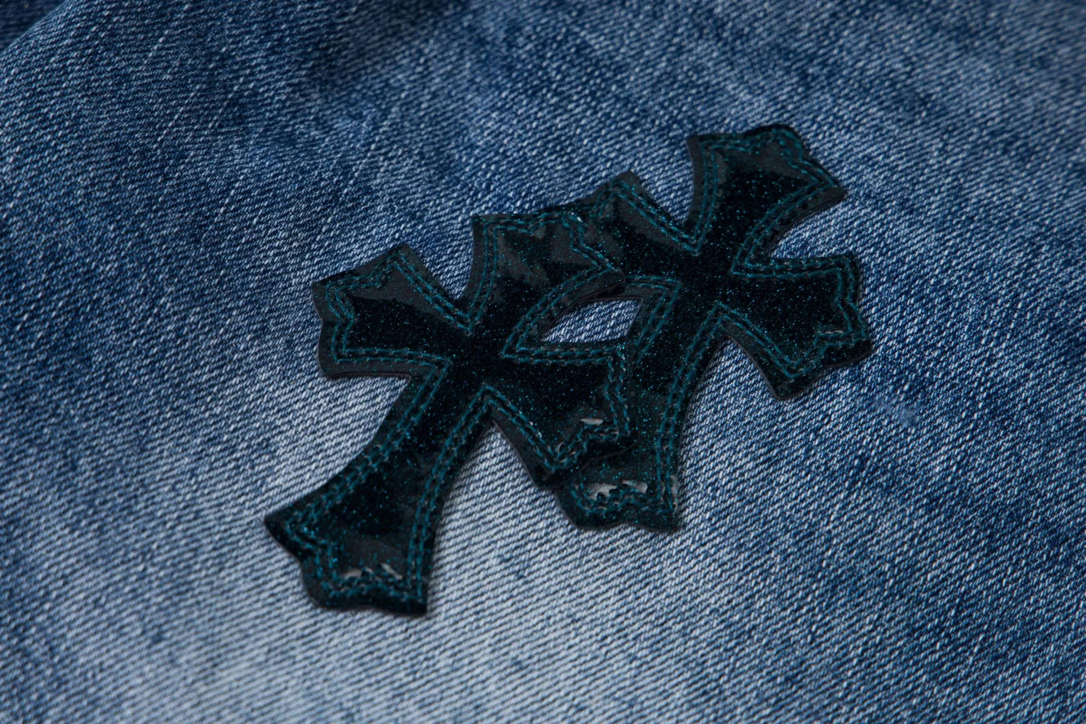 P280 (Higher version, evergreen style) Chrome Hearts/Chrome Hearts 25FW CH Blue Pants Starry Sky Hole Laminated Cross Bamboo Jeans. It adopts starry sky theme leather elements, mostly presented in the shape of a cross, with glitter on the leather surface. Unique design with simple and elegant details, exquisite workmanship, neat lines of the entire trousers, and perfect details! It’s also so cool that both men and women can easily control it. It’s a gender-neutral trendy up version. Style number: 1766# Color: blue Size: 28 30 32 34 36